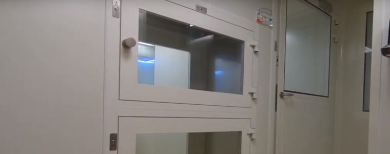 Nézzen körül egy tisztatérben a Hűtőépítő videójával